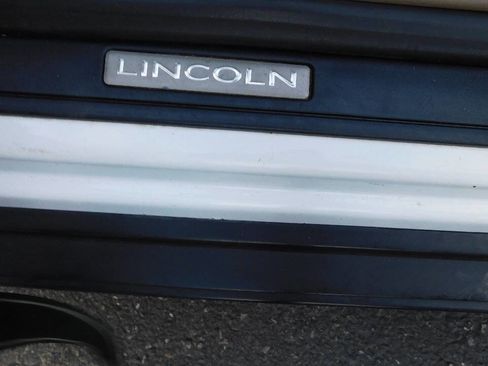Used 2004 Lincoln Town Car Signature image 17