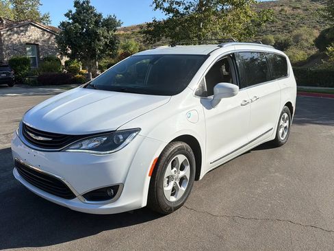Used 2018 Chrysler Pacifica Touring-L FWD image 1