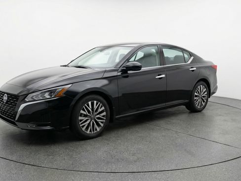 Used 2025 Nissan Altima 2.5 SV image 3