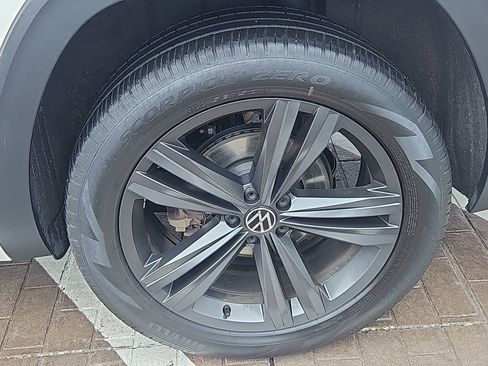 Certified 2022 Volkswagen Atlas SEL R-Line image 31