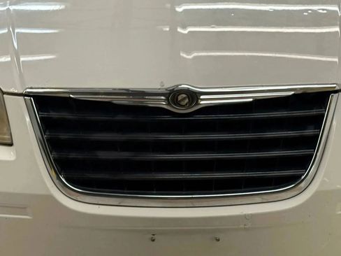 Used 2008 Chrysler Town & Country LX image 5