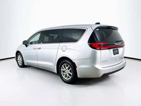Used 2023 Chrysler Pacifica Touring-L FWD image 4
