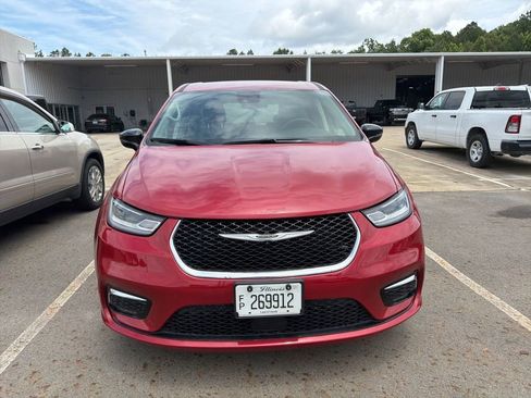 Used 2024 Chrysler Pacifica Touring-L FWD image 2