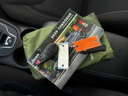 Used 2020 Jeep Cherokee Latitude w/ Cold Weather Group AWD/4WD image 4