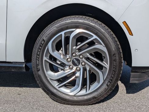 New 2025 Lincoln Navigator Reserve AWD/4WD image 11