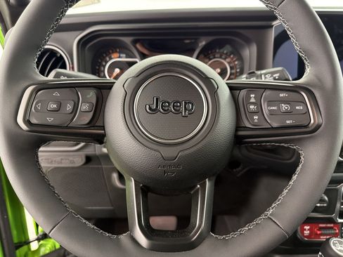 Used 2025 Jeep Wrangler Unlimited Rubicon AWD/4WD image 11