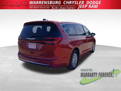 New 2026 Chrysler Pacifica Select image 3