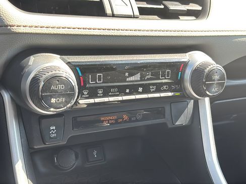 Used 2022 Toyota RAV4 XLE AWD/4WD image 28