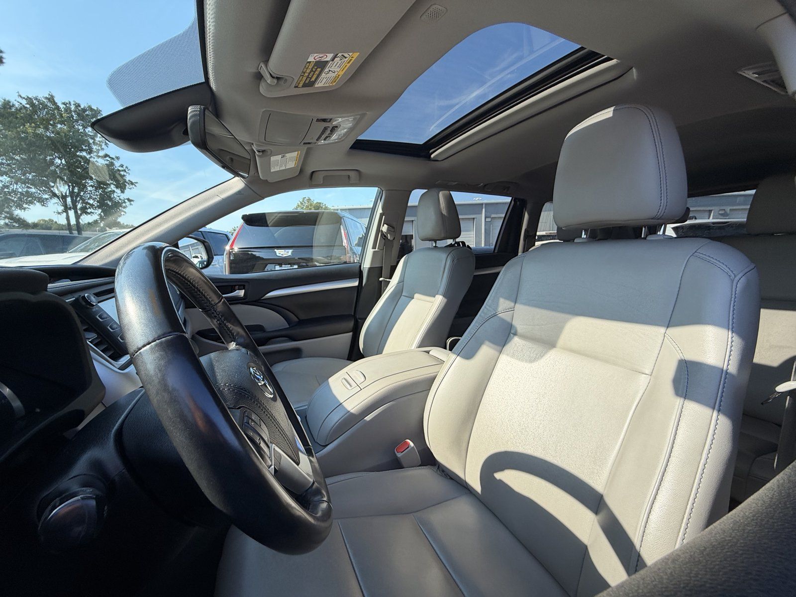 Used 2019 Toyota Highlander XLE FWD image 28