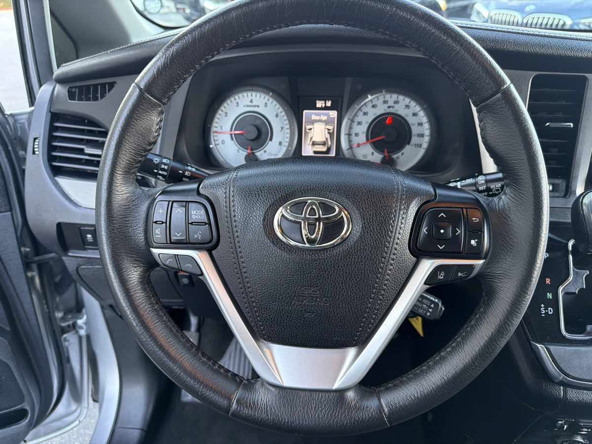 Used 2018 Toyota Sienna SE FWD image 27
