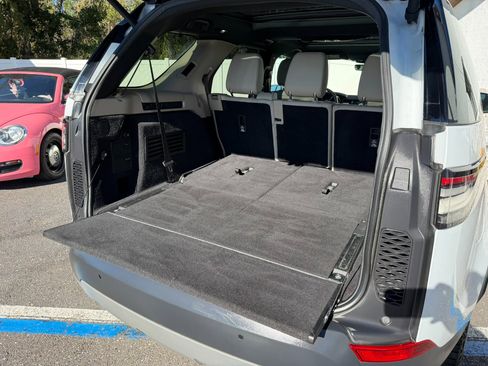 Used 2019 Land Rover Discovery SE image 45