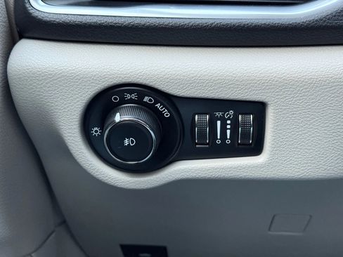 Used 2018 Chrysler Pacifica Limited image 38