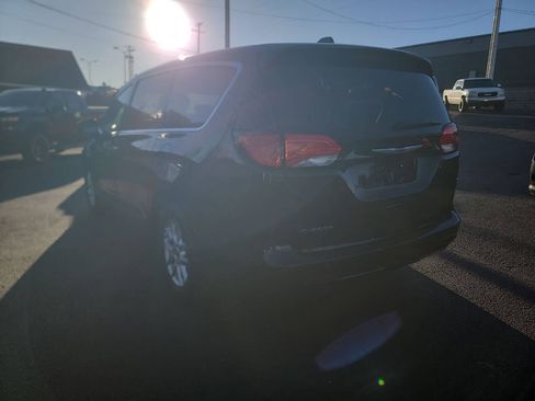 Used 2023 Chrysler Voyager LX image 6