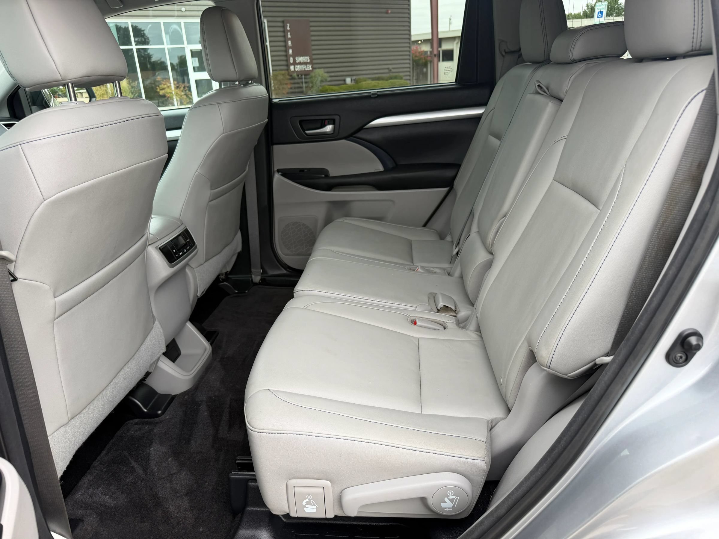 Used 2016 Toyota Highlander XLE FWD image 25