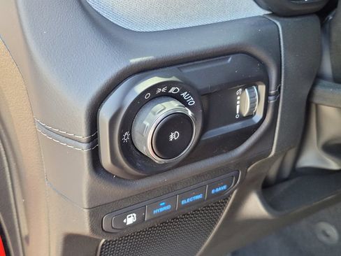 Used 2025 Jeep Wrangler Unlimited Sahara AWD/4WD image 17