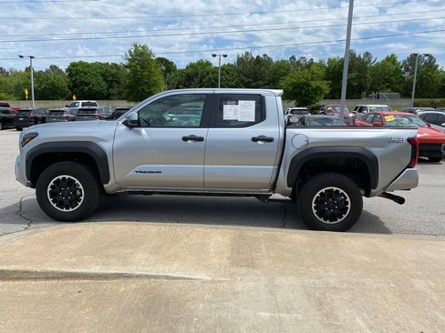 Used 2025 Toyota Tacoma TRD Off-Road AWD/4WD image 4