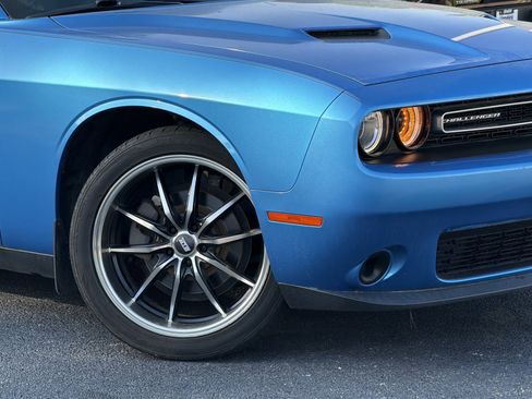 Used 2019 Dodge Challenger SXT image 3