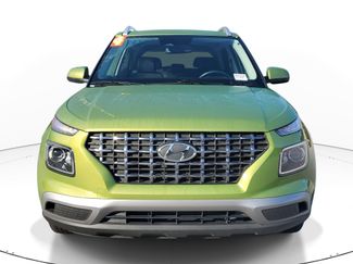 Used 2024 Hyundai Venue SEL video 2