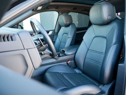 Certified 2025 Porsche Cayenne E-Hybrid Coupe image 5