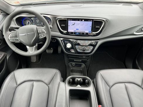 Used 2026 Chrysler Pacifica Select AWD/4WD image 2