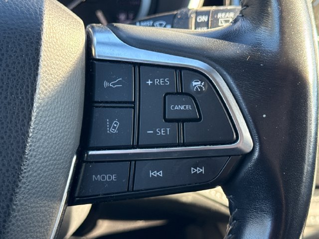 Used 2021 Toyota Highlander XLE AWD/4WD image 37