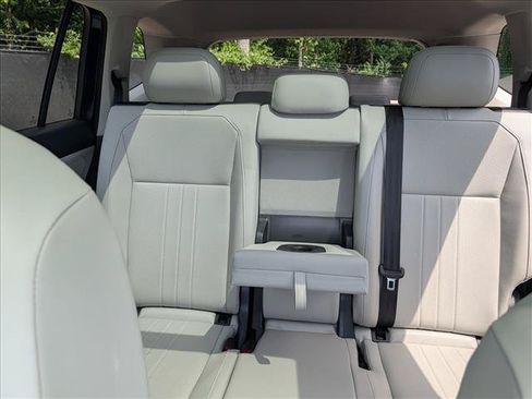 Used 2022 Volkswagen Tiguan SE w/ Panoramic Sunroof Package FWD image 17