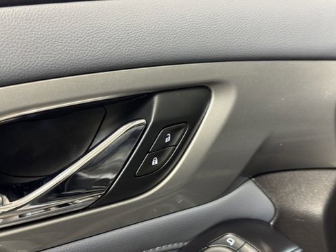 Used 2019 Chevrolet Traverse LT image 9