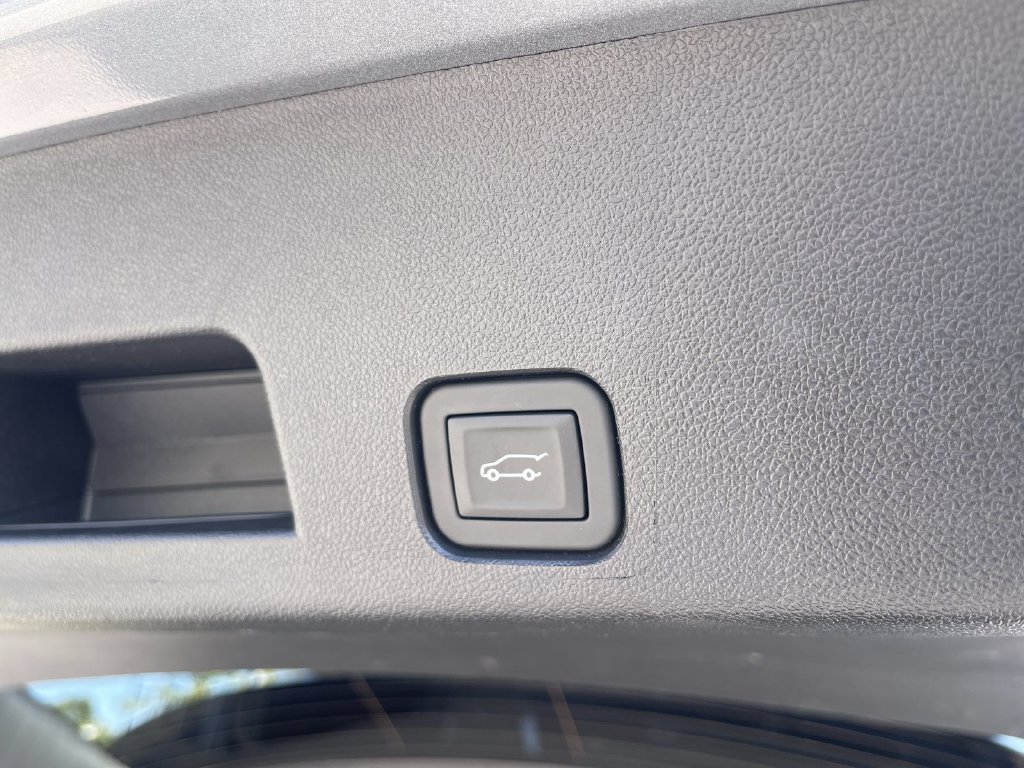 Used 2026 GMC Acadia Elevation w/ Elevation Premium Package FWD image 17