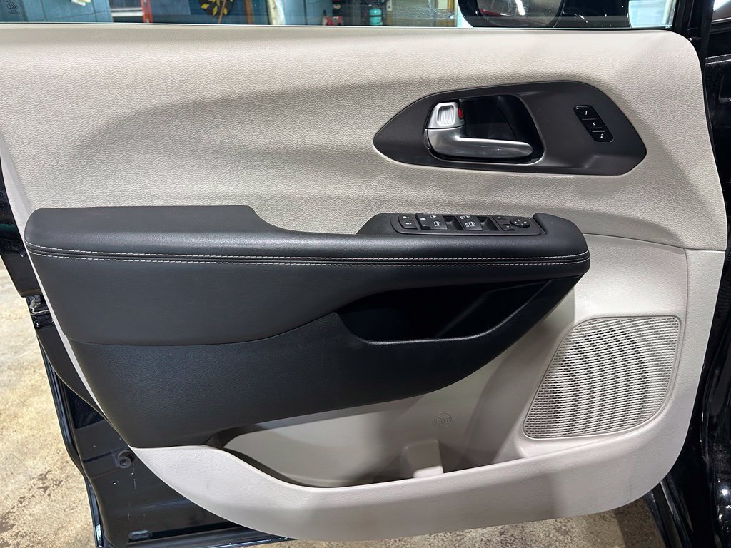 Used 2024 Chrysler Pacifica Touring-L FWD image 15