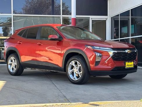 Used 2024 Chevrolet Trax LS w/ LS Convenience Package FWD image 32