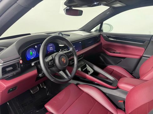 Used 2025 Porsche Macan 4S Electric AWD/4WD image 4