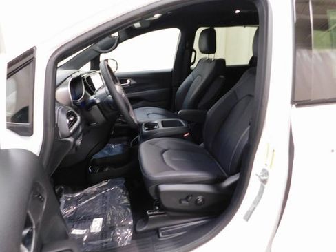 New 2026 Chrysler Pacifica Select image 9