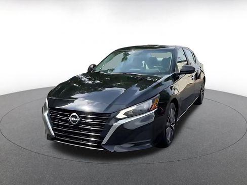 Used 2025 Nissan Altima 2.5 SV FWD image 7