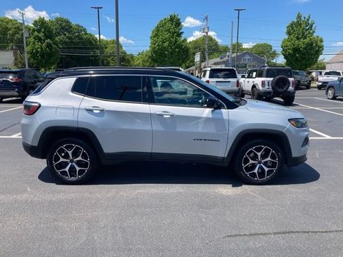 Used 2025 Jeep Compass Limited AWD/4WD image 9