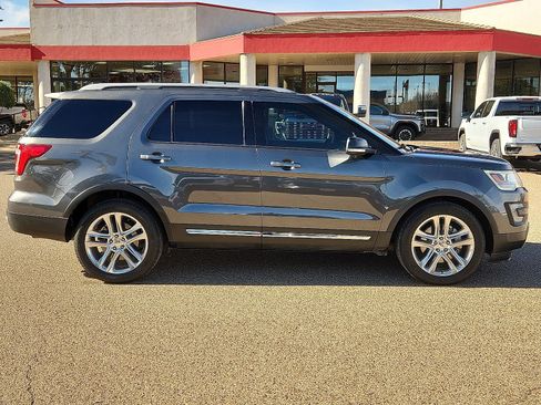 Used 2017 Ford Explorer XLT w/ Equipment Group 202A image 5