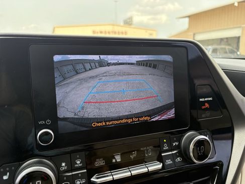 Used 2023 Toyota Highlander XLE FWD image 21