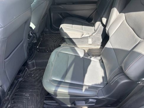 Used 2025 Ford Explorer Active w/ Active Comfort Package AWD/4WD image 3