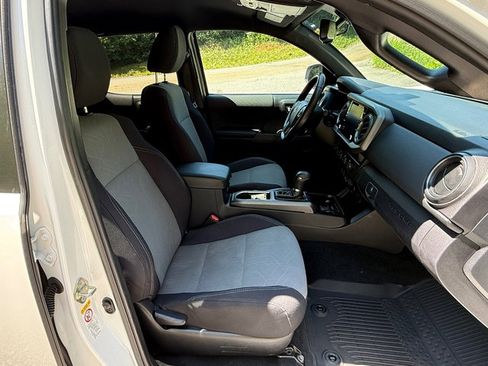 Used 2020 Toyota Tacoma TRD Sport AWD/4WD image 16