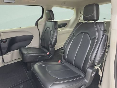 Used 2024 Chrysler Pacifica Touring-L FWD image 22