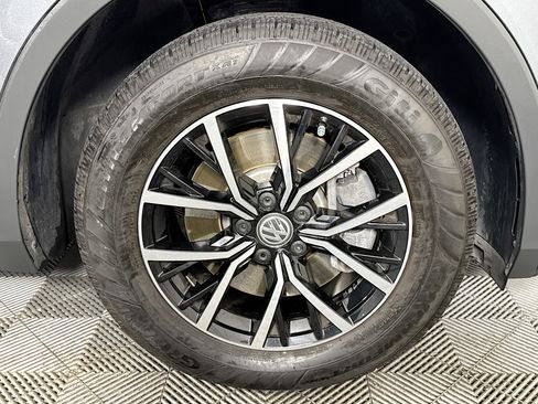 Used 2021 Volkswagen Tiguan SE w/ Panoramic Sunroof Package image 31