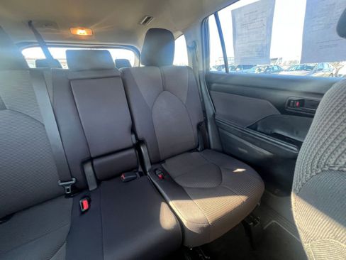 Used 2025 Toyota Highlander LE image 39