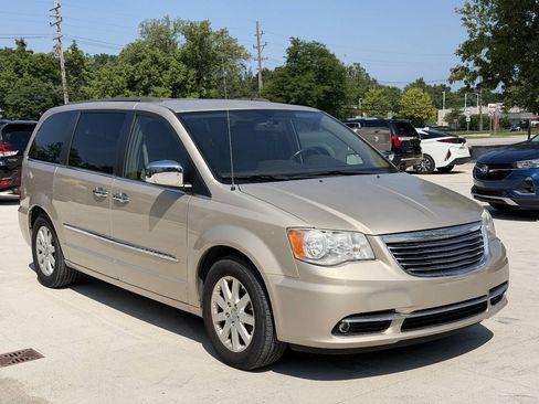 Used 2012 Chrysler Town & Country Touring-L w/ Entertainment Group #2 FWD image 3