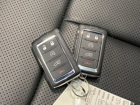 New 2025 Jeep Grand Cherokee Limited w/ Luxury Tech Group II AWD/4WD image 31