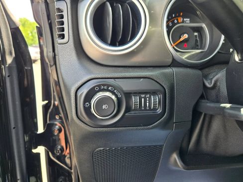 Used 2018 Jeep Wrangler Unlimited Sahara AWD/4WD image 16