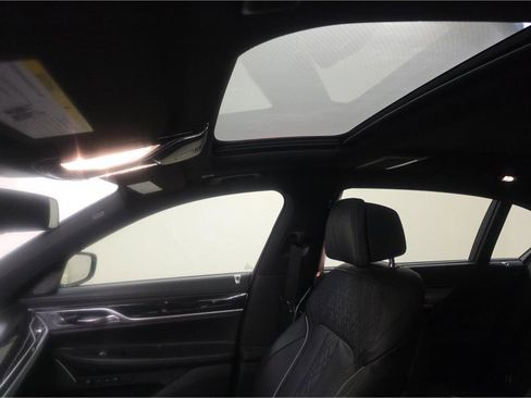 Used 2022 BMW 750i xDrive w/ Luxury Rear Seating Package image 11