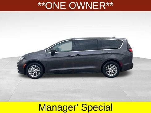 Used 2023 Chrysler Pacifica Touring-L FWD image 4