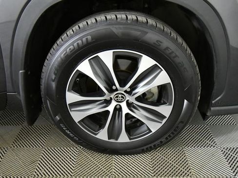Used 2022 Toyota Highlander XLE image 17
