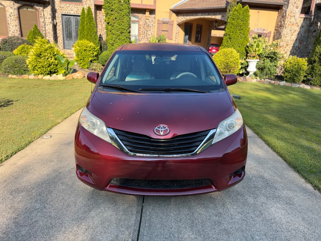 Used 2012 Toyota Sienna LE FWD image 3