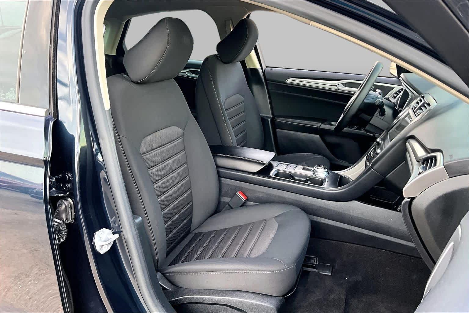 Used 2020 Ford Fusion SE FWD image 9