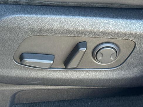 Used 2024 Kia Carnival LX image 19